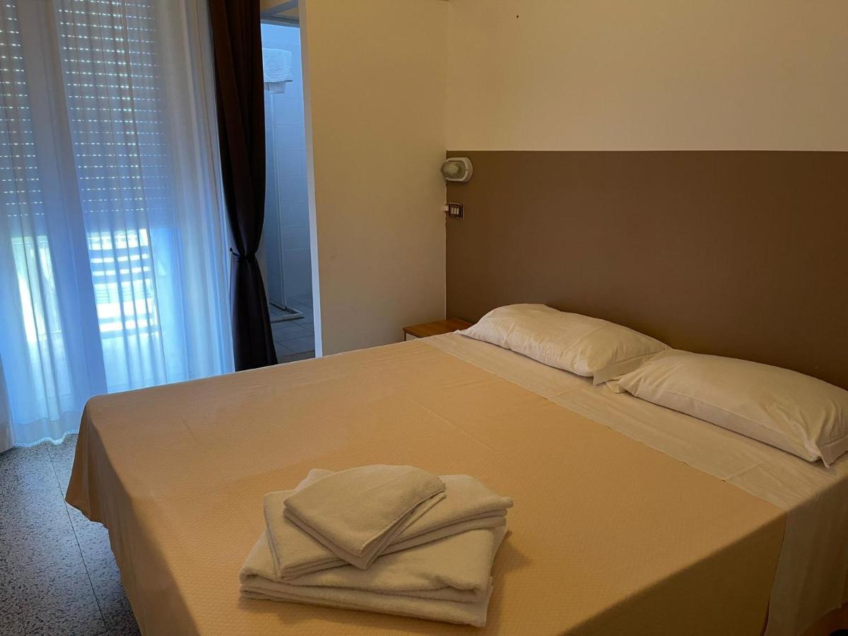 Hotel Ideal リミニ エクステリア 写真
