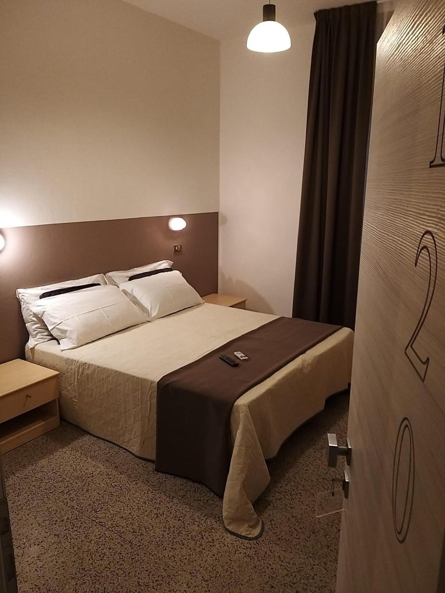 Hotel Ideal リミニ エクステリア 写真