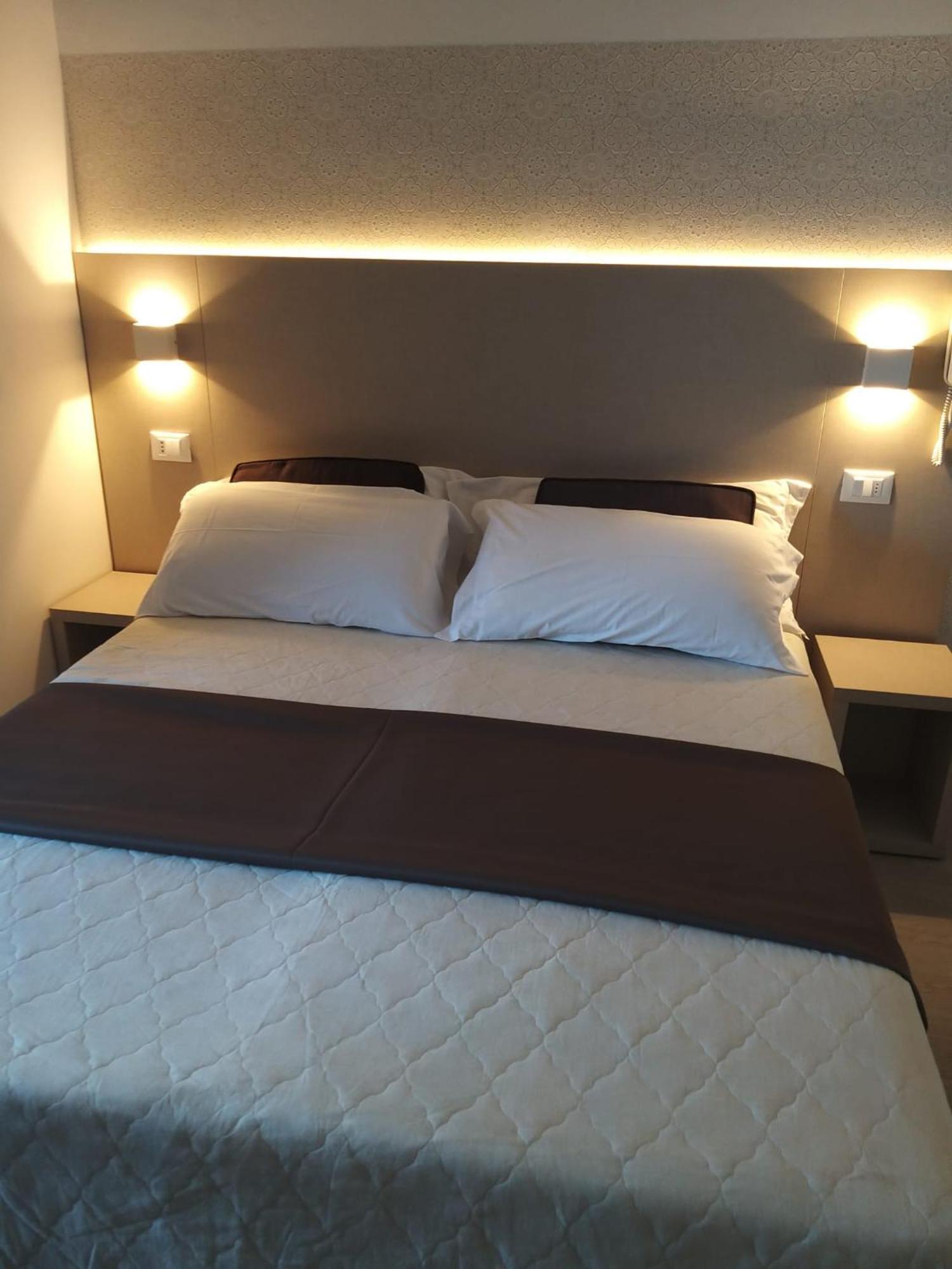 Hotel Ideal リミニ エクステリア 写真