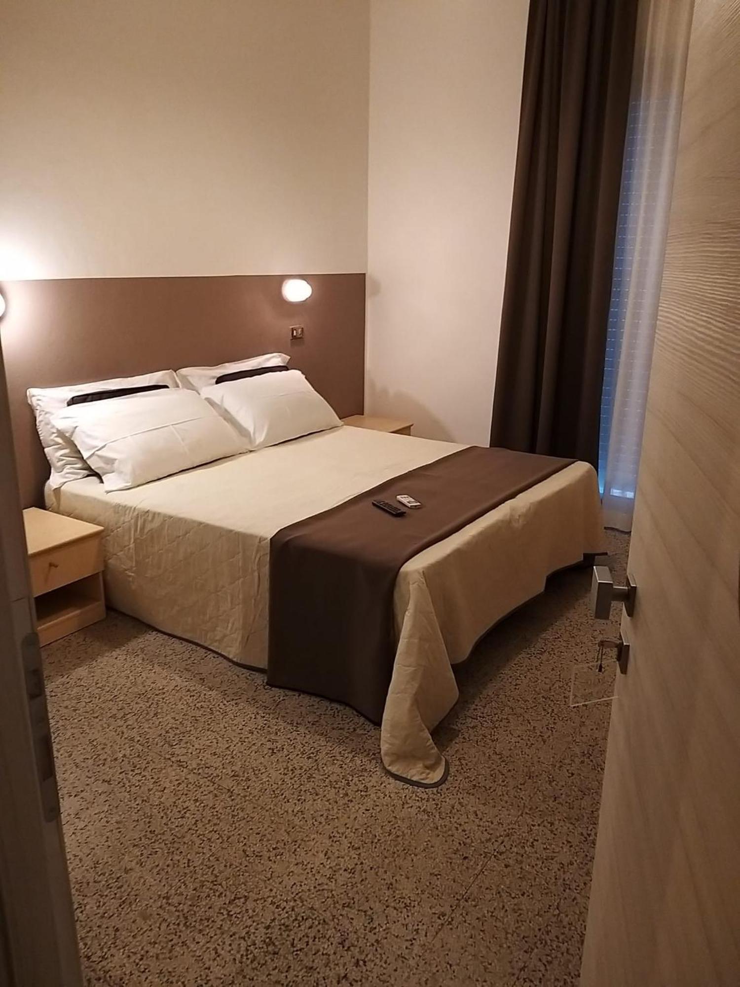 Hotel Ideal リミニ エクステリア 写真